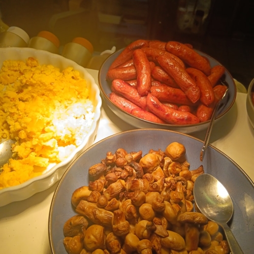 Æg, pølser og champignon på brunch buffet ved Gastro Pub & Café L.A. i Frederikshavn, tæt på Strandby og Sæby