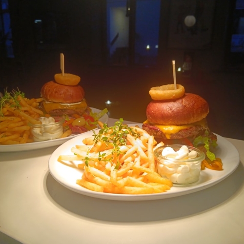 Burger og pommes frites fra Gastro Pub & Café L.A. i Frederikshavn