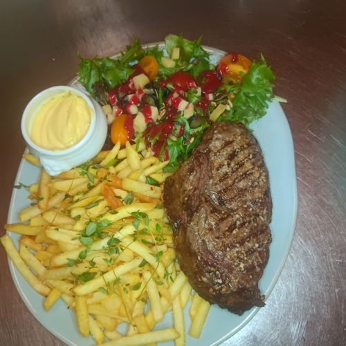 Steak og pommes frites hos Gastro Pub & Café L.A. i Frederikshavn, tæt på Strandby og Sæby