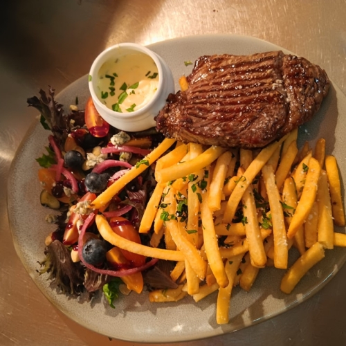 Steak og pommes frites hos Gastro Pub L.A. i Frederikshavn, tæt på Strandby og Sæby