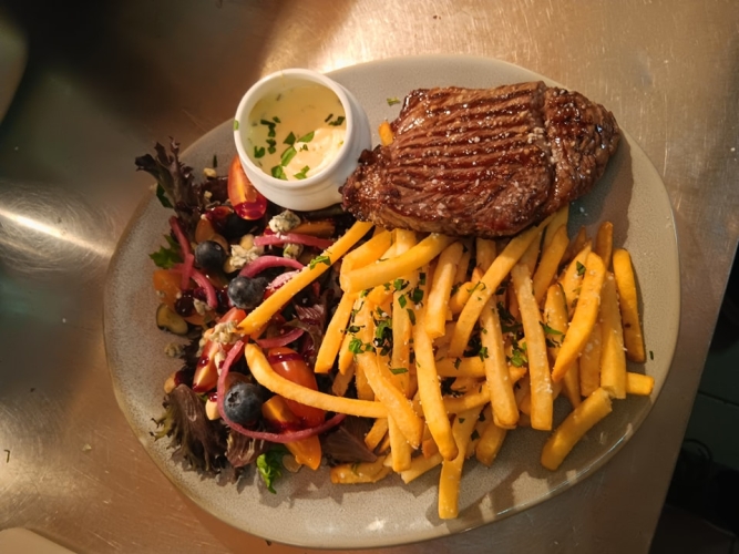 Steak og pommes frites hos Gastro Pub L.A. i Frederikshavn, tæt på Strandby og Sæby