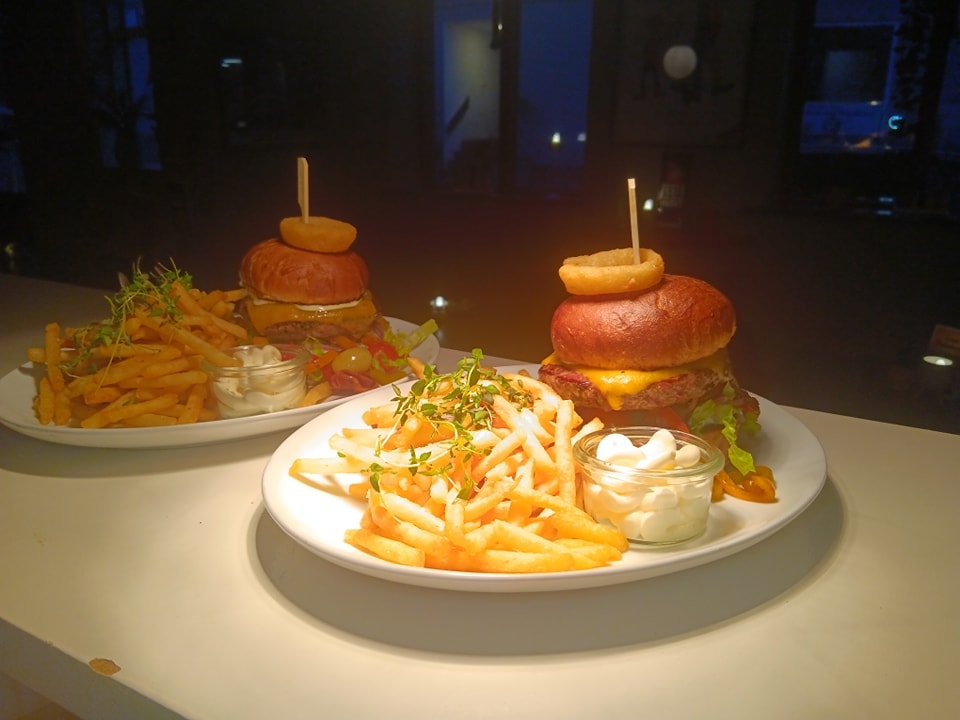 Burger og pommes frites fra Gastro Pub & Café L.A. i Frederikshavn