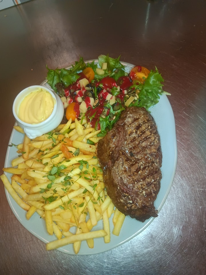 Steak og pommes frites hos Gastro Pub & Café L.A. i Frederikshavn, tæt på Strandby og Sæby