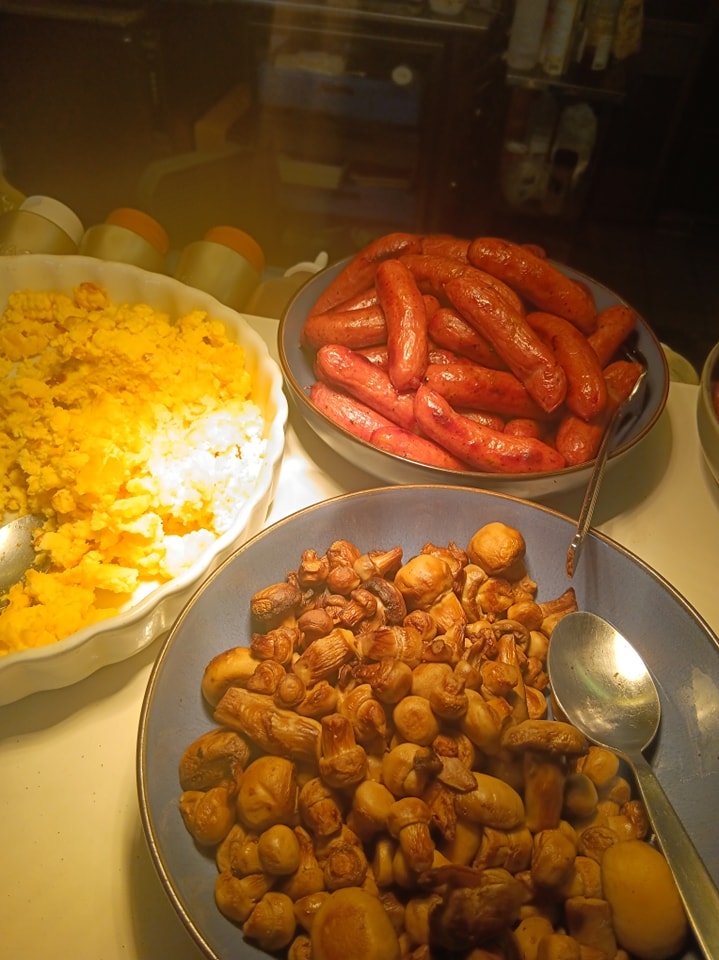 Æg, pølser og champignon i brunch buffet hos Gastropub & Café L.A. i Frederikshavn, nær Strandby